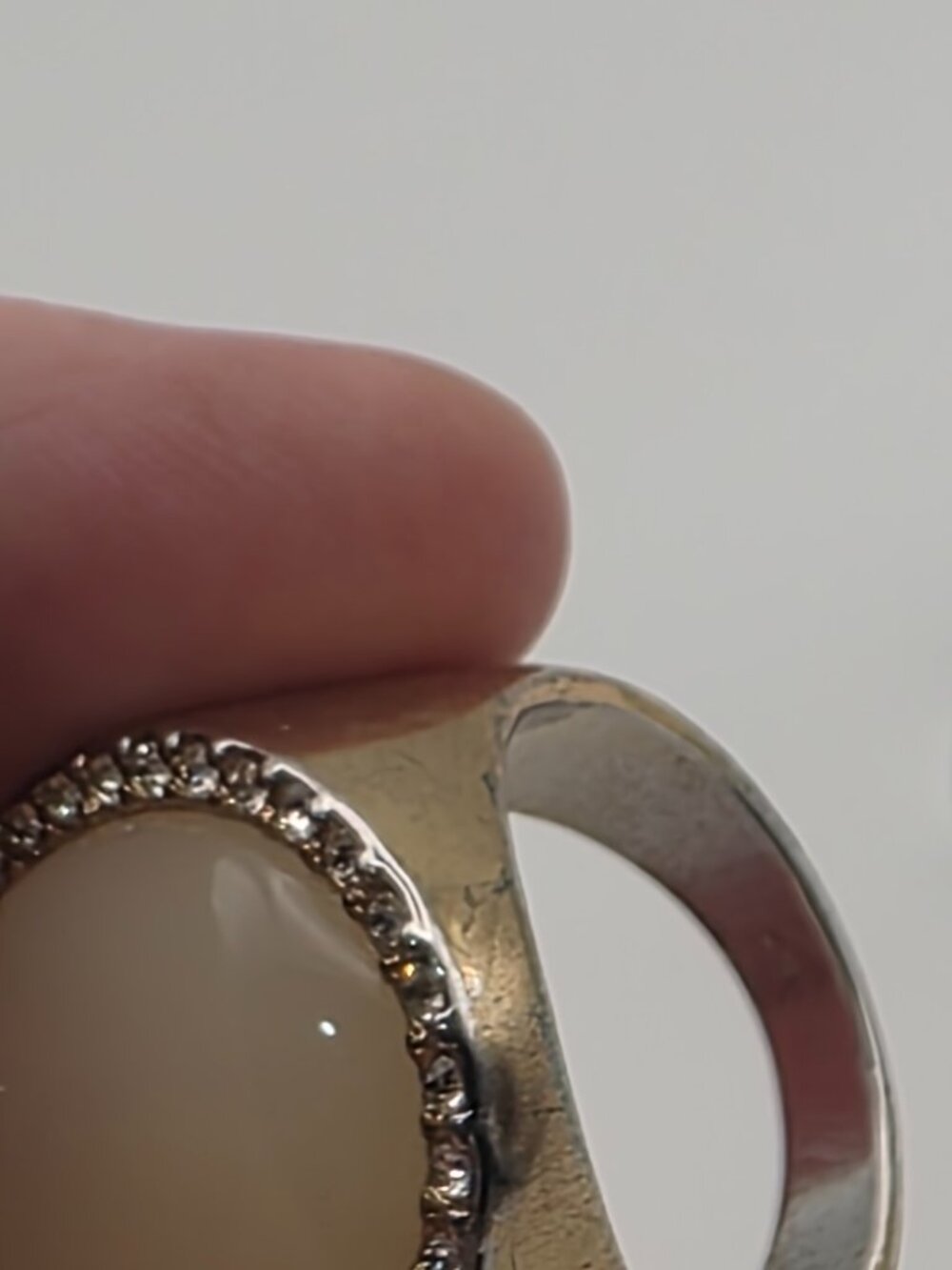Premier Designs Avery Gold Tone Mother of Pearl Rhinestone Ring Size 10 - Picture 6 of 7